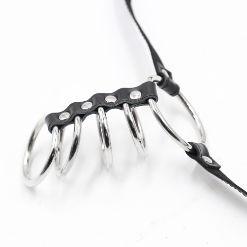 Регулируемый кожаный пояс целомудрия с металлическими кольцами для члена  Captivating